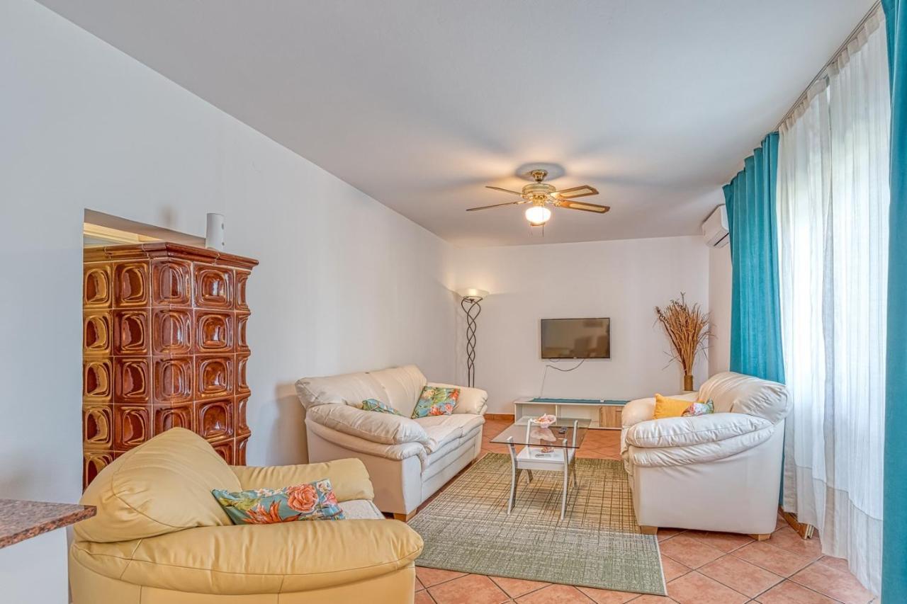 Apartment Gaby With Balcony Porec Esterno foto