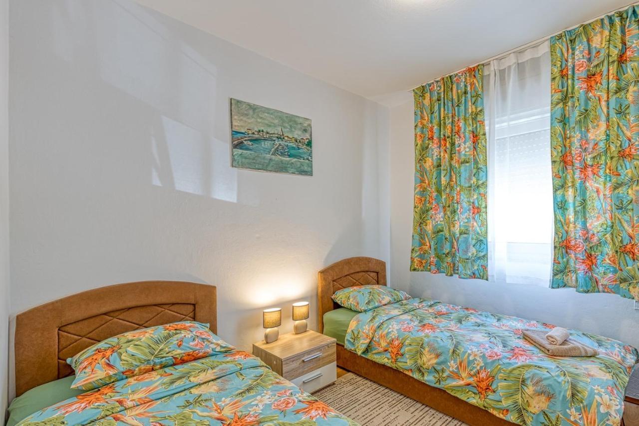 Apartment Gaby With Balcony Porec Esterno foto